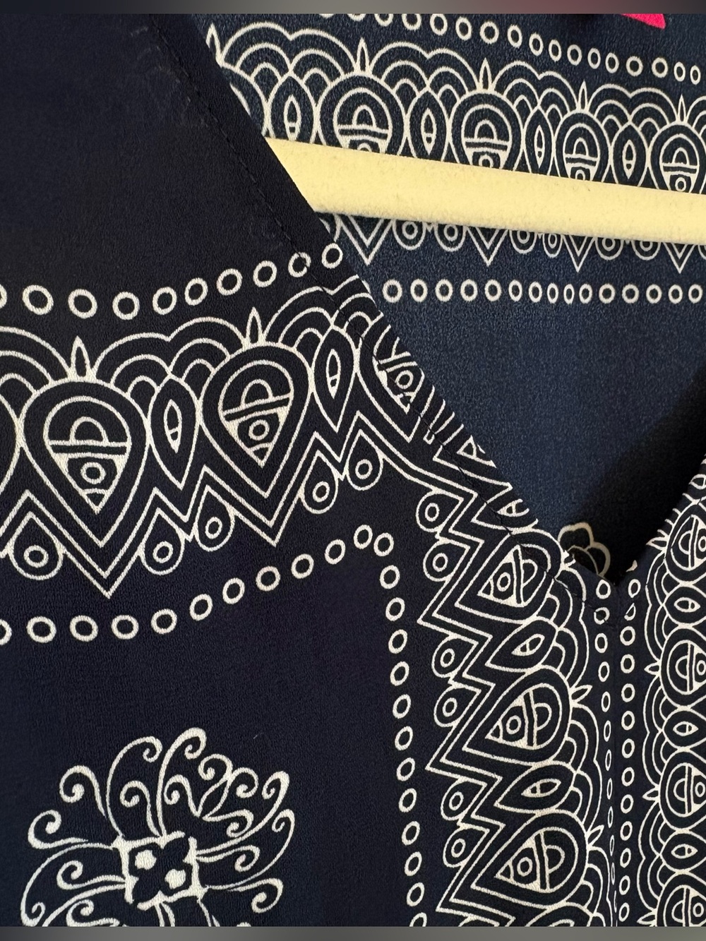Vince Camuto Tie-Hem V-Neck Blouse Navy and White Bandana-Print Boho Coastal M - Picture 3 of 7